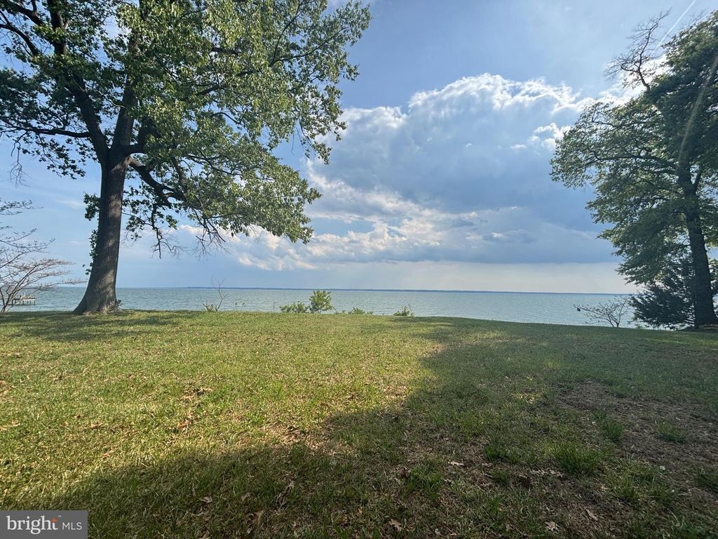 Image 9 of property listing at 15567 POTOMAC RIVER DR, Cobb Island, MD 20625