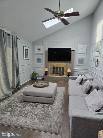 16 JONATHAN DR, Newark, DE 19702