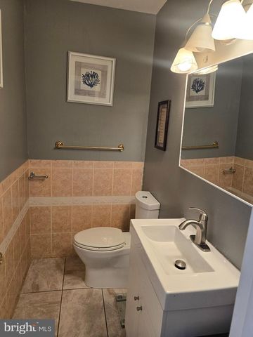 16 JONATHAN DR, Newark, DE 19702