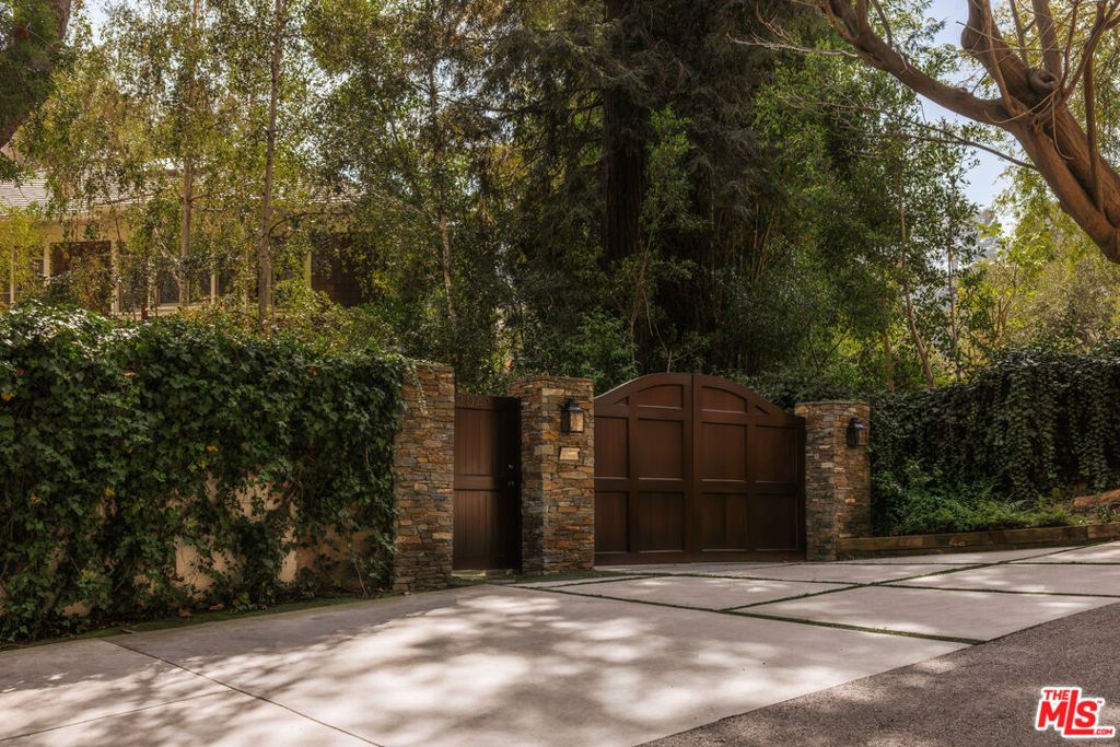 2041 Mandeville Canyon Road, Los Angeles, CA 90049 — photo 2