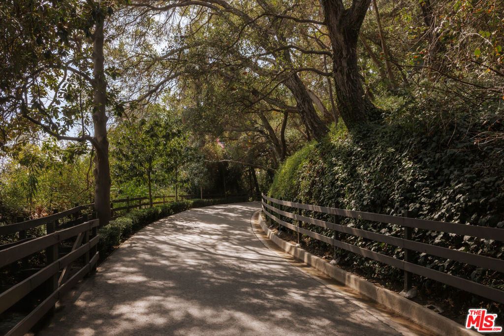 2041 Mandeville Canyon Road, Los Angeles, CA 90049 — photo 3