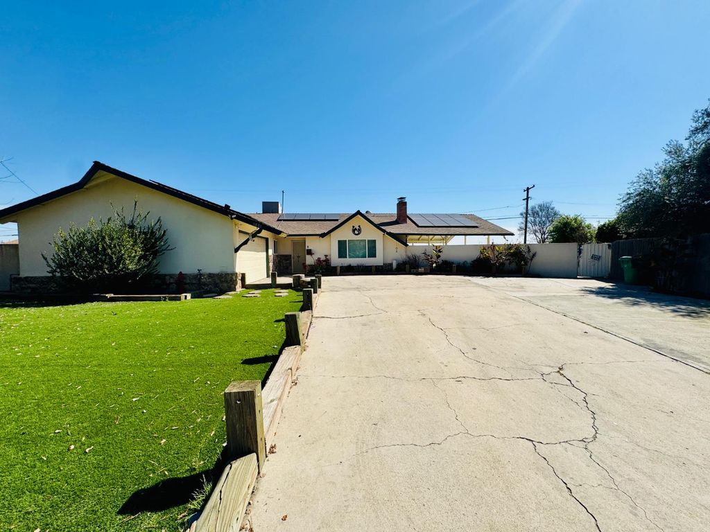 Image 1 of property listing at 1031 Elizabeth Court, Bakersfield, CA 93308