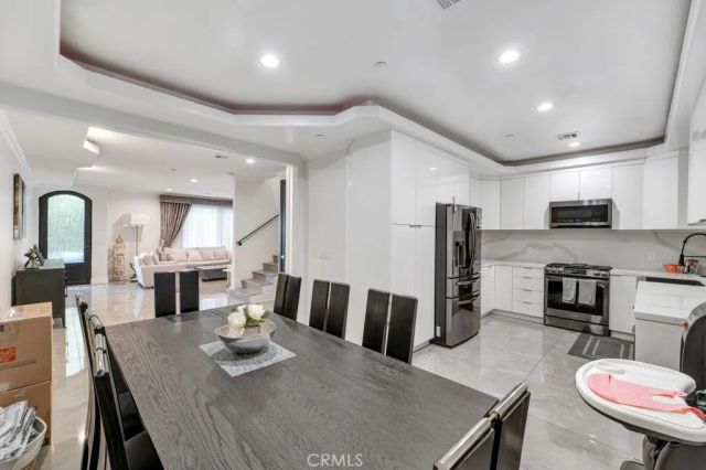 11145 Sunshine Terrace 106, Studio City, CA 91604