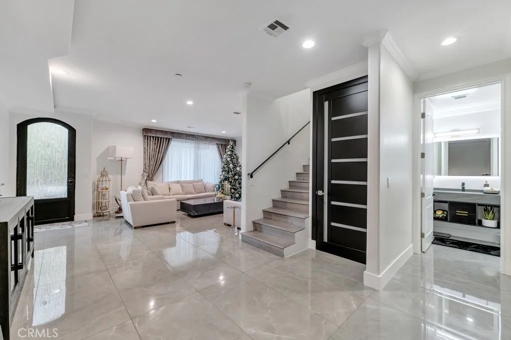 11145 Sunshine Terrace 106, Studio City, CA 91604