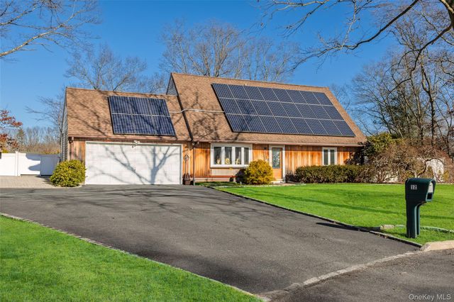 12 Yellowstone Court, Coram, NY 11727