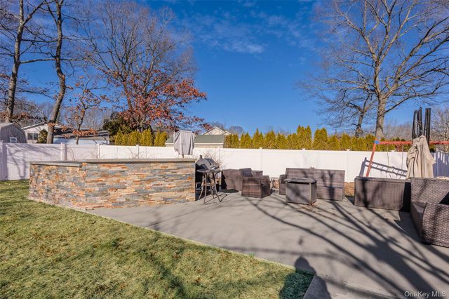 12 Yellowstone Court, Coram, NY 11727