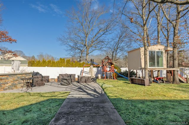 12 Yellowstone Court, Coram, NY 11727