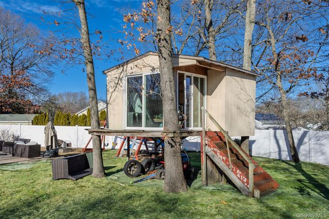 12 Yellowstone Court, Coram, NY 11727