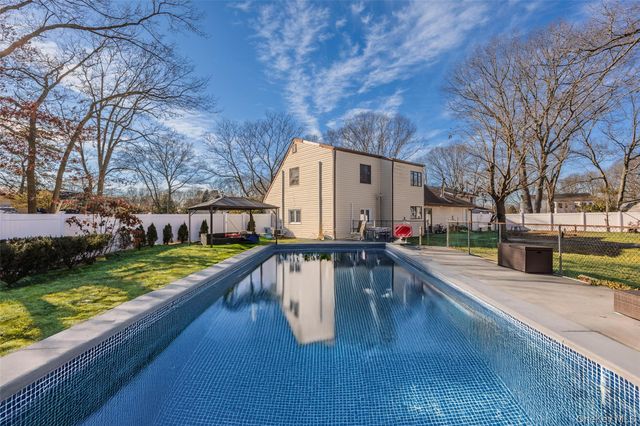 12 Yellowstone Court, Coram, NY 11727