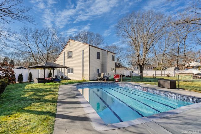 12 Yellowstone Court, Coram, NY 11727