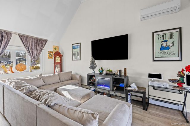 12 Yellowstone Court, Coram, NY 11727