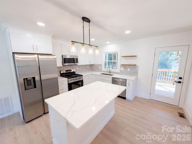 4200 Abbeydale Drive, Charlotte, NC 28205