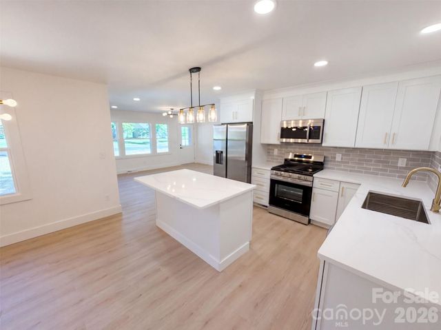 4200 Abbeydale Drive, Charlotte, NC 28205
