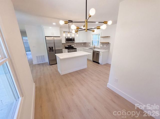 4200 Abbeydale Drive, Charlotte, NC 28205