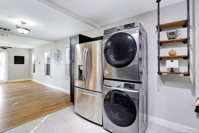 219 E French Pl, San Antonio, TX 78212