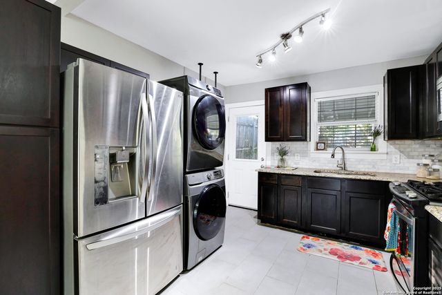 219 E French Pl, San Antonio, TX 78212