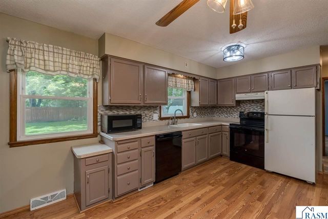 1506 James Drive, North Mankato, MN 56000