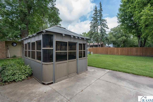 1506 James Drive, North Mankato, MN 56000
