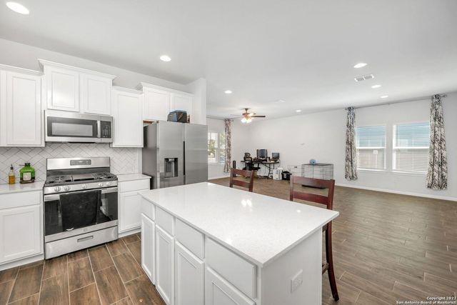 1121 Esplanade PKWY, San Marcos, TX 78666