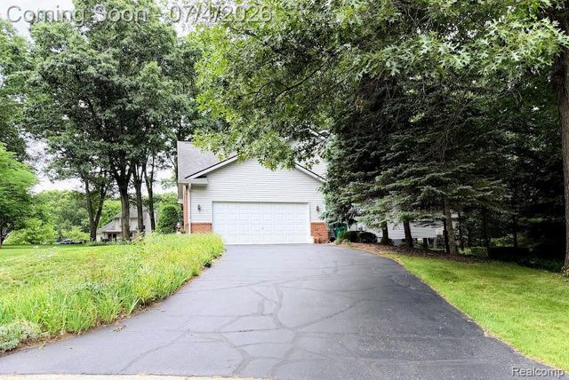 10928 Sunny Ridge Court, Pinckney, MI 48169