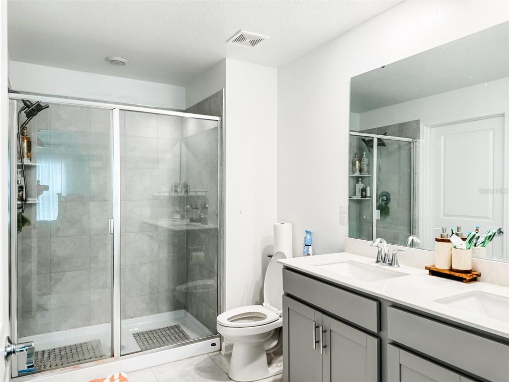 Image 8 of property listing at 1828 PERCH HAMMOCK LOOP, Groveland, FL 34736