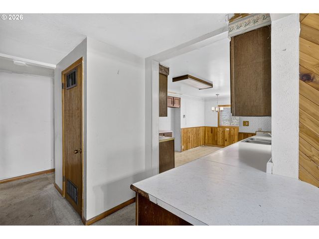 16701 Se STEPHENS St, Portland, OR 97233