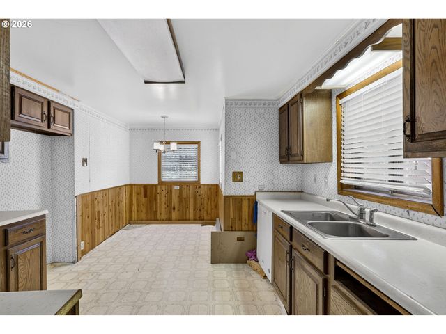 16701 Se STEPHENS St, Portland, OR 97233