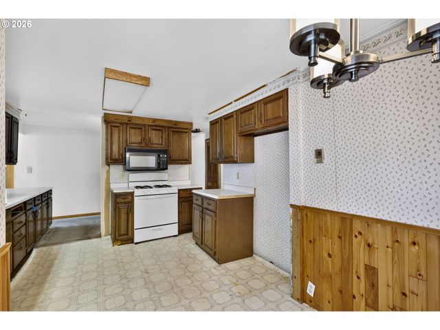 16701 Se STEPHENS St, Portland, OR 97233