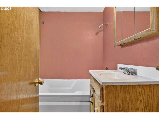 16701 Se STEPHENS St, Portland, OR 97233
