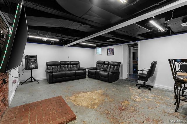 22355 Curie Avenue, Warren, MI 48091