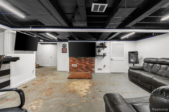 22355 Curie Avenue, Warren, MI 48091