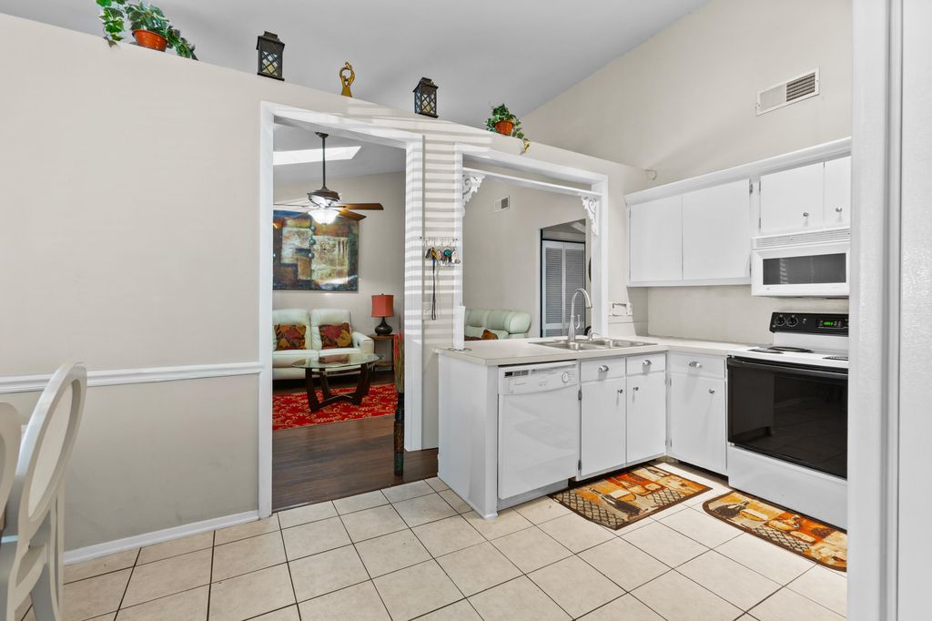 Image 8 of property listing at 153 Tabby Creek Circle, Summerville, SC 29486