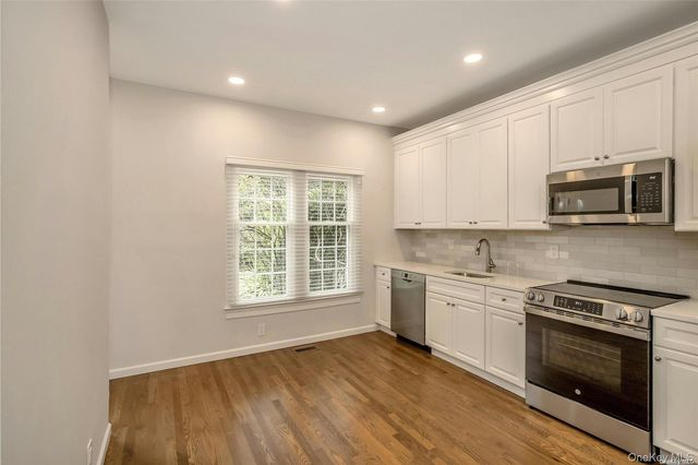 22 Duke Of Gloucest, Manhasset, NY 11030