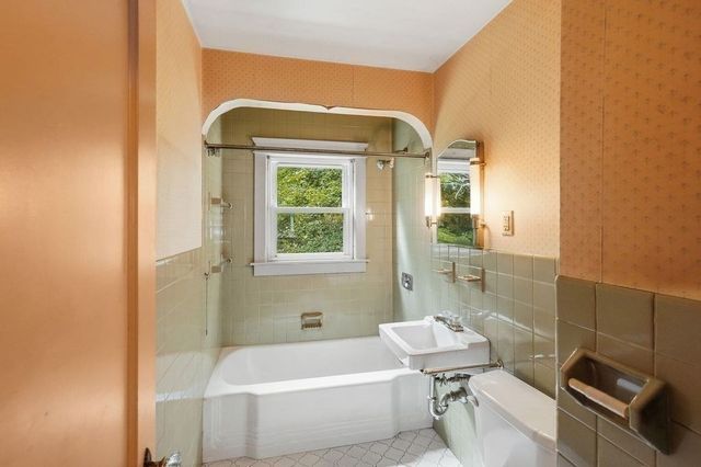 24 Litchfield Avenue, Southbridge, MA 01550