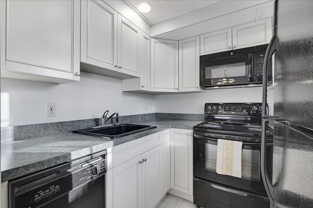 135 W Main Street APT 7, Hyannis, MA 02601