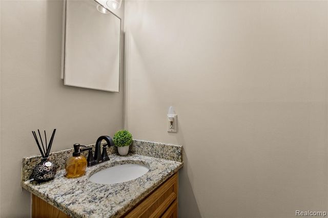 5442 Stanford Court, Warren, MI 48091