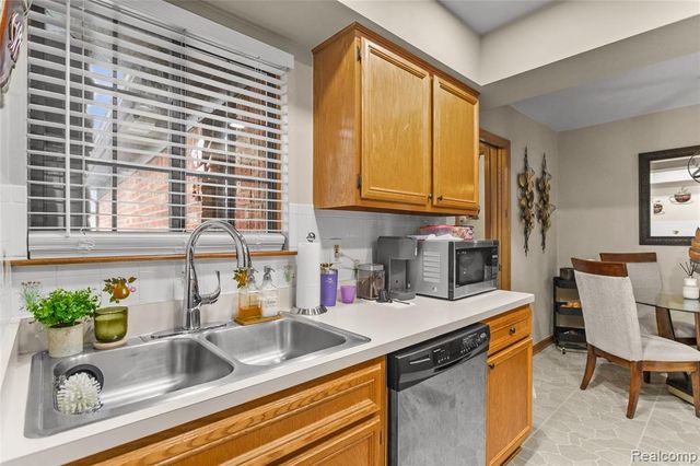 5442 Stanford Court, Warren, MI 48091