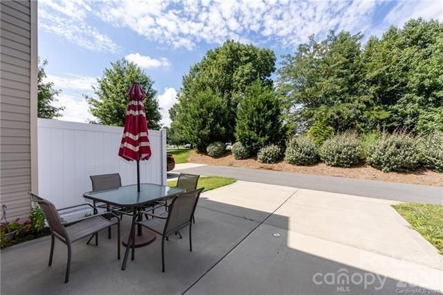 9338 Lenox Pointe Drive, Charlotte, NC 28273