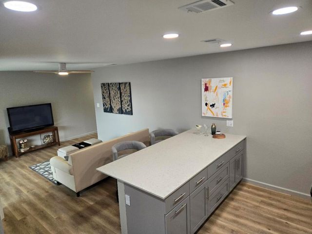 2600 Penny LN 207, Austin, TX 78757