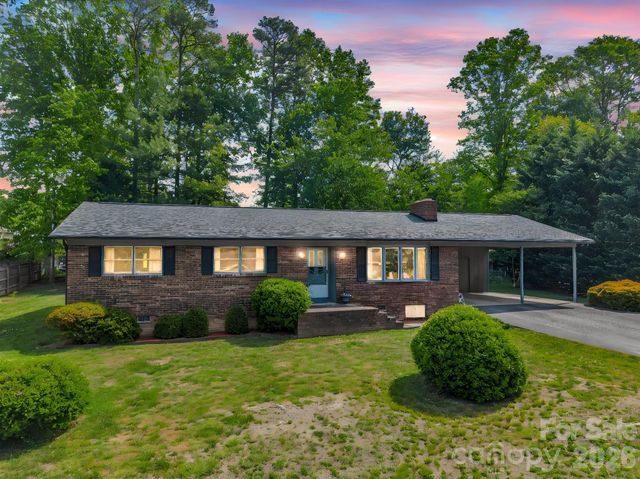 121 Greenfield Lane, Hendersonville, NC 28792