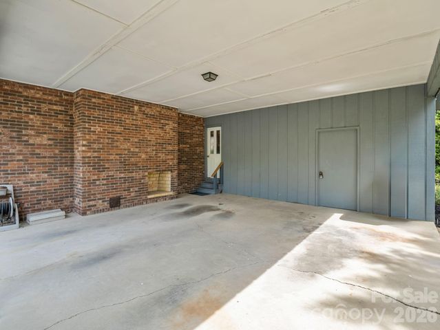 121 Greenfield Lane, Hendersonville, NC 28792