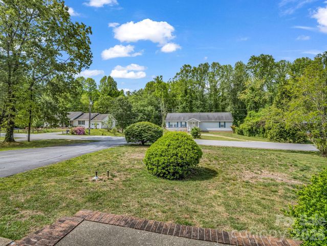 121 Greenfield Lane, Hendersonville, NC 28792