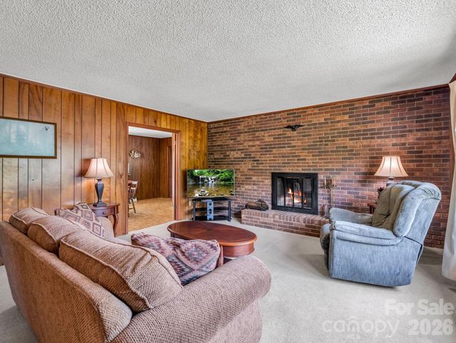 121 Greenfield Lane, Hendersonville, NC 28792