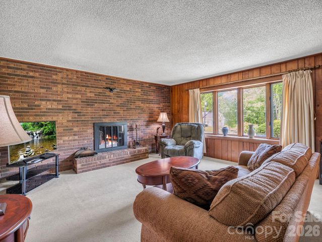 121 Greenfield Lane, Hendersonville, NC 28792