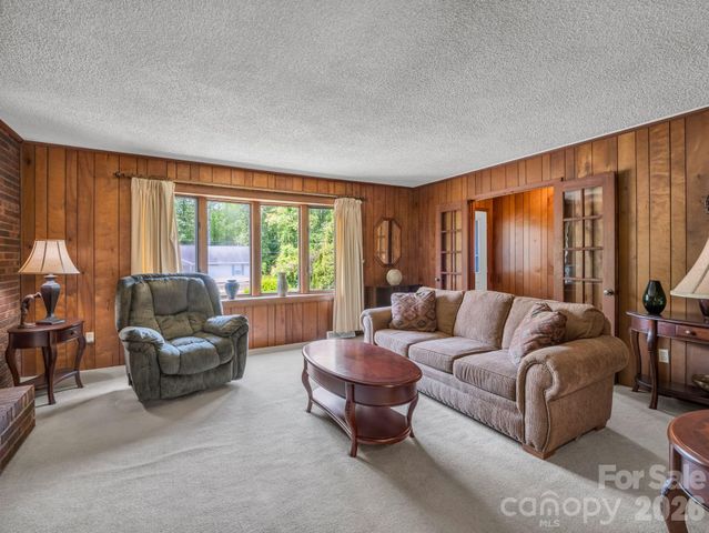 121 Greenfield Lane, Hendersonville, NC 28792