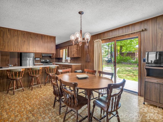 121 Greenfield Lane, Hendersonville, NC 28792