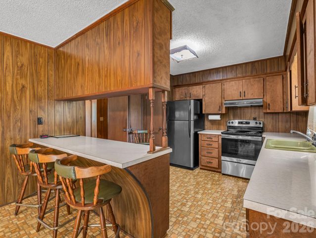 121 Greenfield Lane, Hendersonville, NC 28792