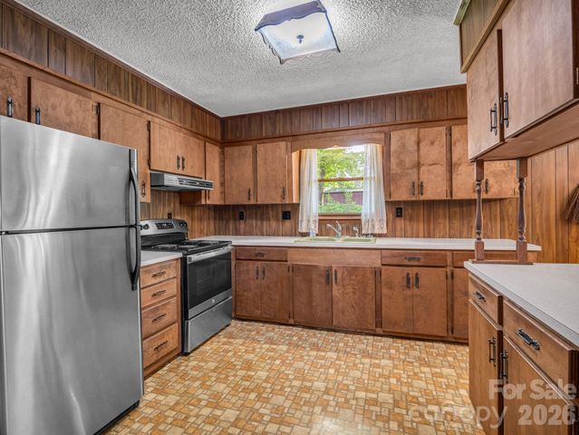 121 Greenfield Lane, Hendersonville, NC 28792