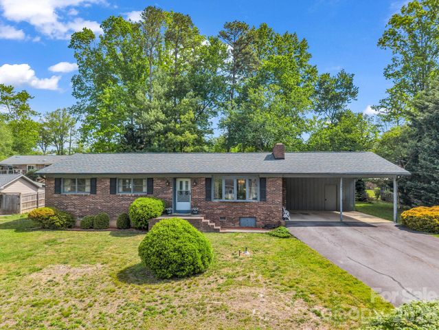 121 Greenfield Lane, Hendersonville, NC 28792