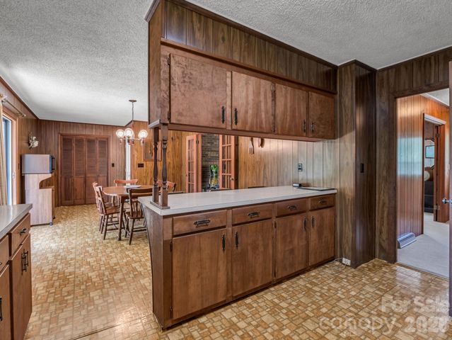 121 Greenfield Lane, Hendersonville, NC 28792